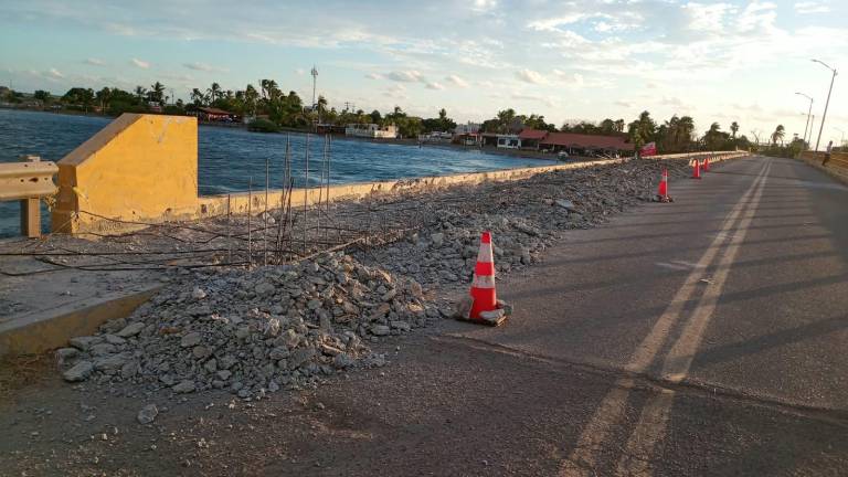 Ahome rehabilita puente peatonal de El Maviri para frenar daños por salitre y garantizar seguridad.