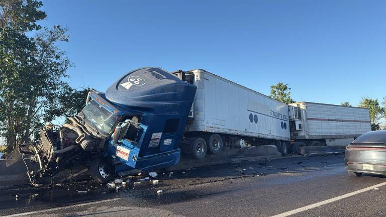 El tráiler accidentado quedó sobre el libramiento mientras autoridades realizaban las diligencias y maniobras para restablecer la circulación.