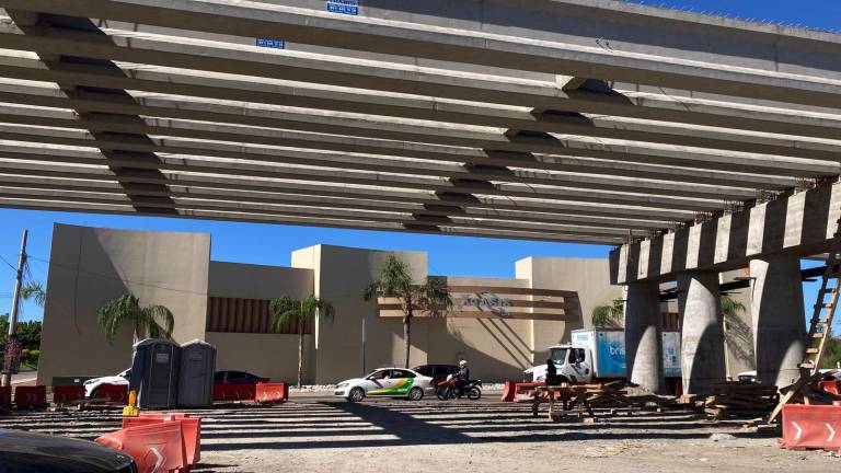 Durante las últimas dos semanas se ha llevado a cabo la colocación de las trabes que conformarán el piso del puente, los cuales han requerido cierres parciales de vialidades durante la noche.