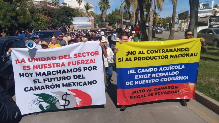 Productores acuícolas protestan en Mazatlán contra el contrabando de camarón en México.