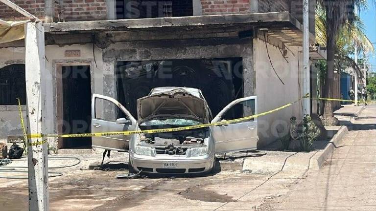 Elementos de seguridad y bomberos resguardan la finca atacada en la colonia 5 de Febrero, Culiacán.