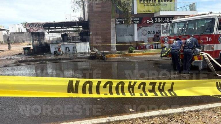Siniestro al mediodía calcina cocina y techumbre de carnicería en bulevar Rolando Arjona.