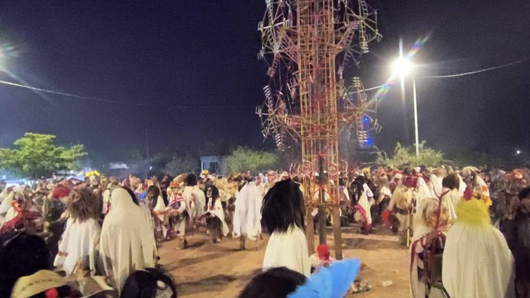 Miles de asistentes participaron en la representación de la Pasión de Cristo y danzas tradicionales de la cultura Mayo-Yoreme en San Miguel Zapotitlán, Ahome.