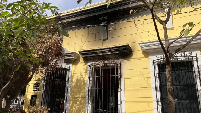 Un inmueble ubicado a un costado del Museo de Arte de Mazatlán, sufrió un incendio que terminó propagándose también a una parte de este último edificio.