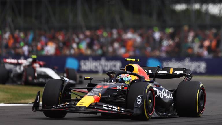Checo remonta al sexto lugar en GP de Gran Bretaña; Verstappen gana otra vez