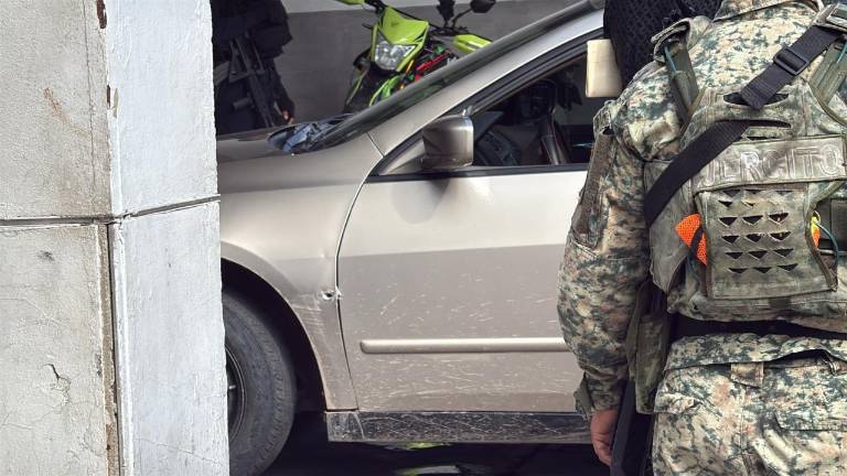 El vehículo presentó impactos de bala entre el guardafango y la puerta del lado del piloto.