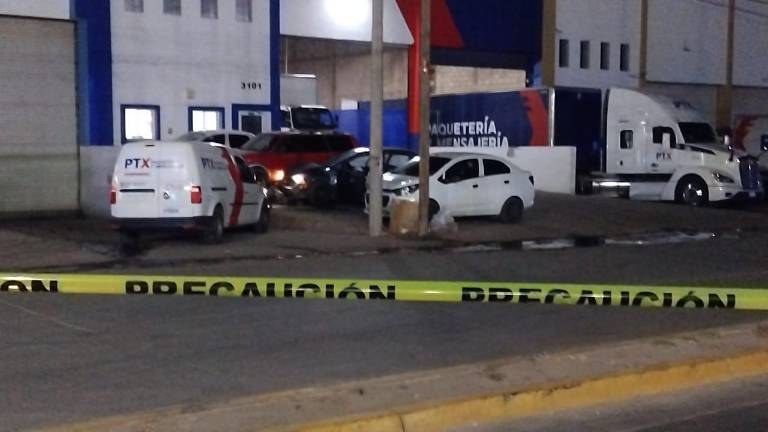 Civiles armados se enfrentaron a balazos por las inmediaciones del lugar, dejando abandonados al menos dos vehículos con impactos de bala.