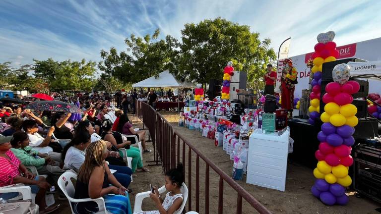 Madres de familia disfrutaron de una tarde de convivencia, regalos y espectáculos durante el festejo organizado en Pradera Dorada 5.