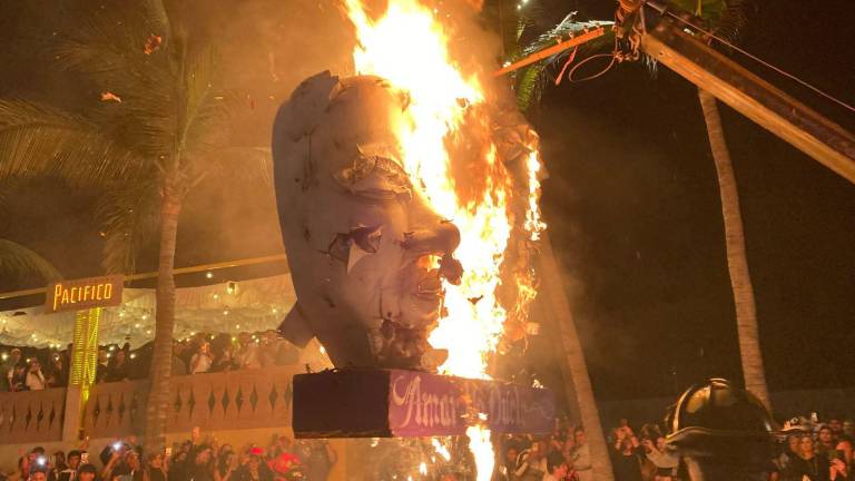 Una cabeza y un puño, en representación del influencer “Fofo” Márquez y la violencia contra la mujer, ardieron este sábado en la Quema del Mar Humor del Carnaval 2025.