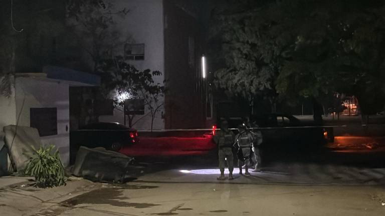 De acuerdo con los primeros reportes, los agresores ingresaron posteriormente a la propiedad y provocaron un incendio antes de darse a la fuga.