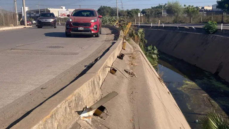 La curva de la avenida Santa Rosa, junto al canal pluvial en Valle Dorado, carece de protecciones y señalización, lo que ha generado varios accidentes en la zona.