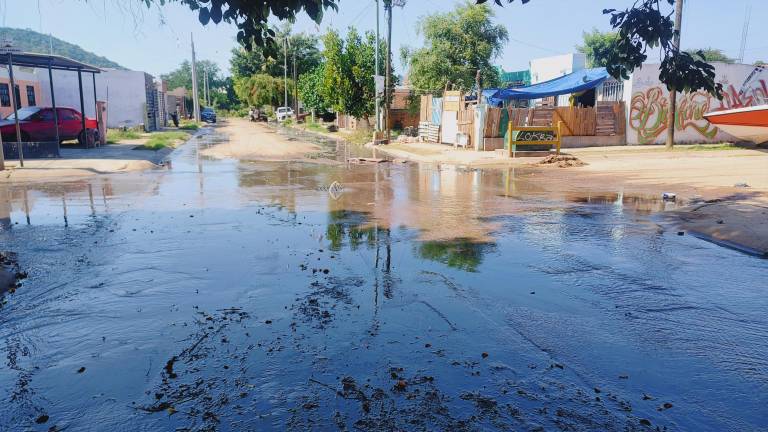 Algunas alcantarillas rebosadas mantienen las calles de Santa Teresa inundadas.