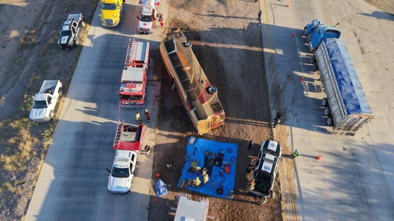 Autobús de pasajeros volcó en la carretera Guaymas-Hermosillo; reportan varios muertos y heridos.