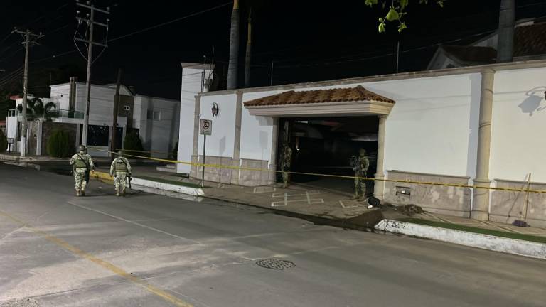 Un domicilio de la colonia Las Quintas se incendió la noche del viernes, dejando pérdidas materiales y dos vehículos consumidos por el fuego.