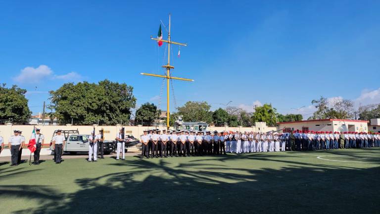 La ceremonia incluyó honores a la bandera, presentación del personal y lectura de valores institucionales.