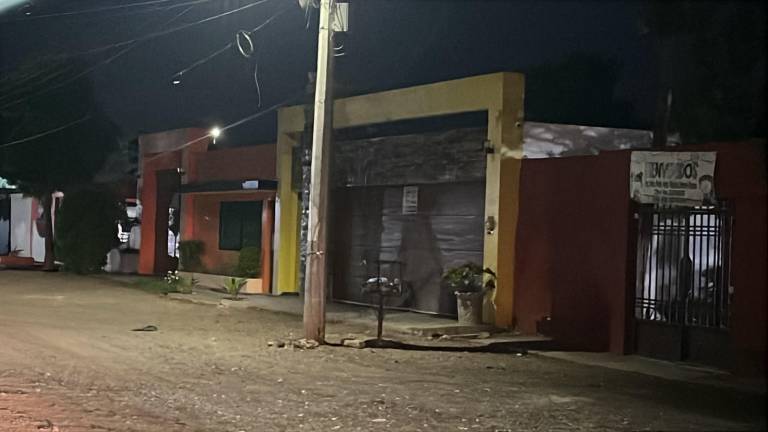 El portón de la cochera, de color café oscuro, lucía con manchas ocasionadas por la detonación del explosivo, y una abolladura en la parte baja.