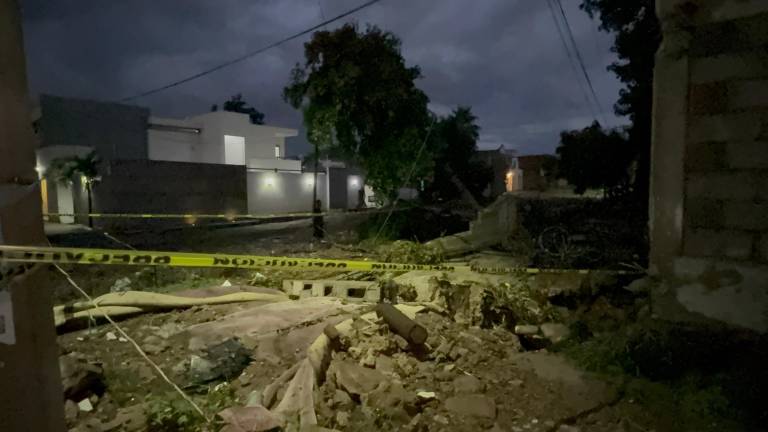 La intensa corriente de agua provocó la caída de una parte de la barda perimetral en la Novena Zona Militar.