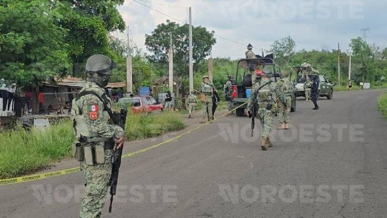Elementos de seguridad e investigadores resguardan el área tras confirmarse el reporte de un ataque.