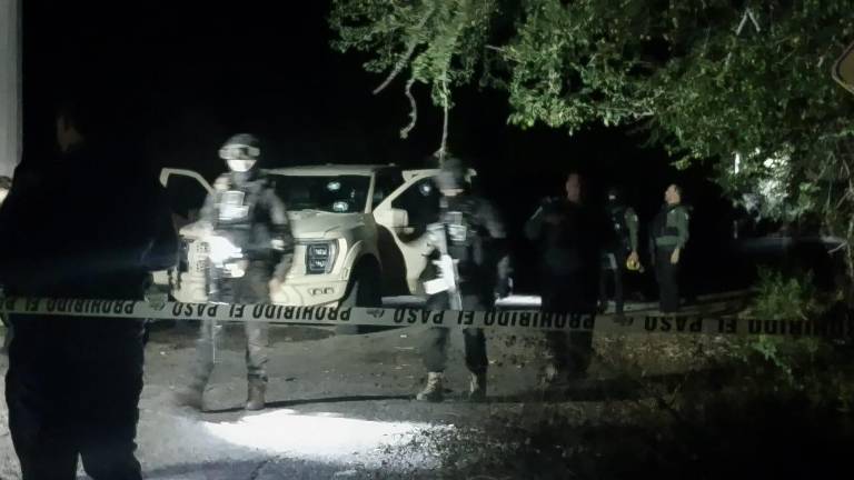 Autoridades hallaron en un camino del poblado Molo Viejo una camioneta con un cuerpo calcinado, otra unidad baleada, un segundo fallecido y detuvieron a dos personas.