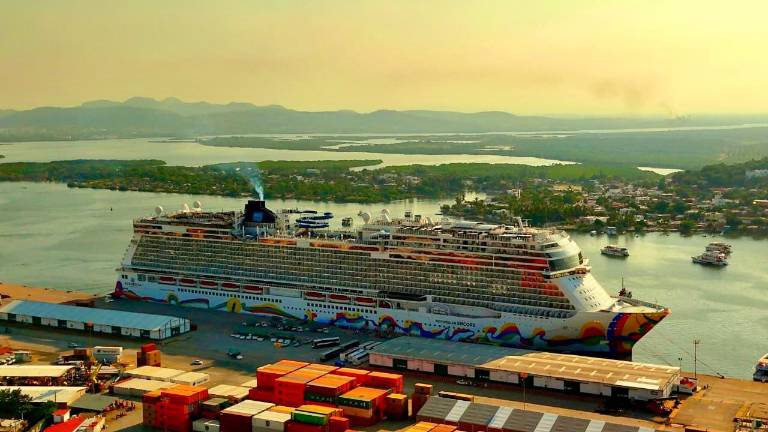 Llegada del crucero turístico Norwegian Encore a Mazatlán.