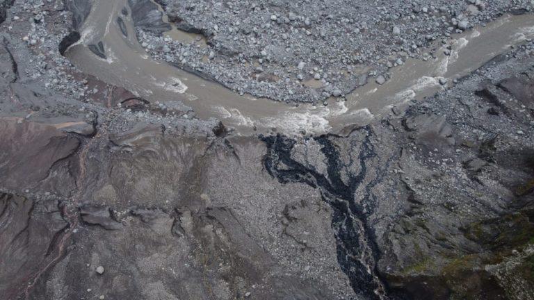 $!Vista aérea del curso que tomó el flujo de petróleo por la pendiente formada por la erosión regresiva del río Coca, hasta alcanzar el cauce.