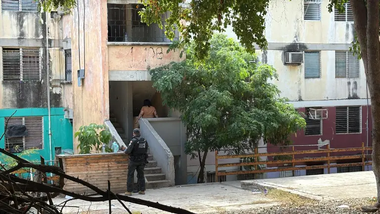 Agentes resguardaron el departamento en Infonavit Cañadas donde fue asesinada a balazos una mujer este domingo.