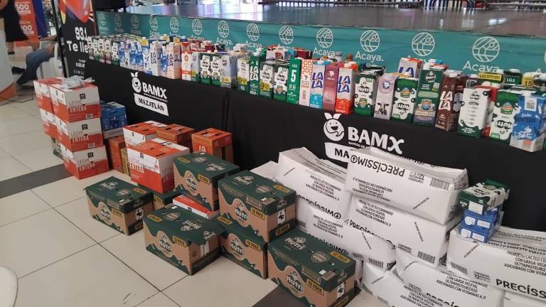 Ciudadanos participan en la colecta “Bigotes de Leche” organizada por el Banco de Alimentos de Mazatlán.
