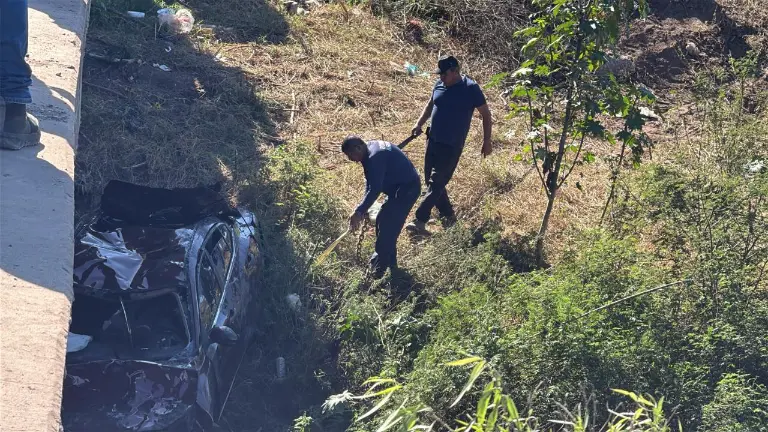 Rescatistas trabajaron para extraer el vehículo donde murieron padre e hijo al caer a un canal en Navolato.