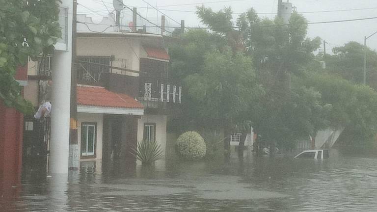 Se desborda canal de la López Mateos y se inundan casas en Mazatlán