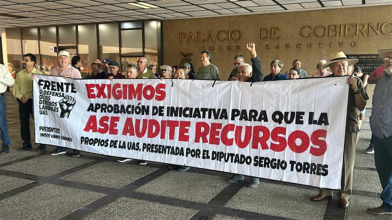 Manifestación de trabajadores de la UAS en Palacio de Gobierno ante la falta del pago de aguinaldo.