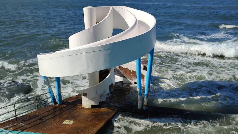 El golpe de las olas ha dañado parte de la estructura del tobogán de la Carpa Olivera.