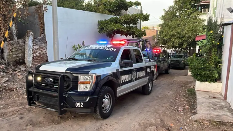 Policías municipales y elementos de la Fiscalía estatal acudieron para resguardar la zona e iniciar las investigaciones.