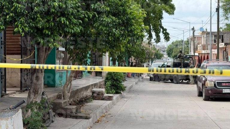 Elementos de seguridad resguardan el antiguo mercadito de Villa Unión tras el ataque armado.