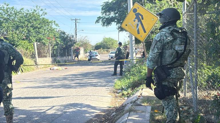 El cuerpo presentaba múltiples heridas por arma blanca y fue encontrado tendido boca arriba sobre uno de los carriles de la carretera que da acceso a Los Arredondo.