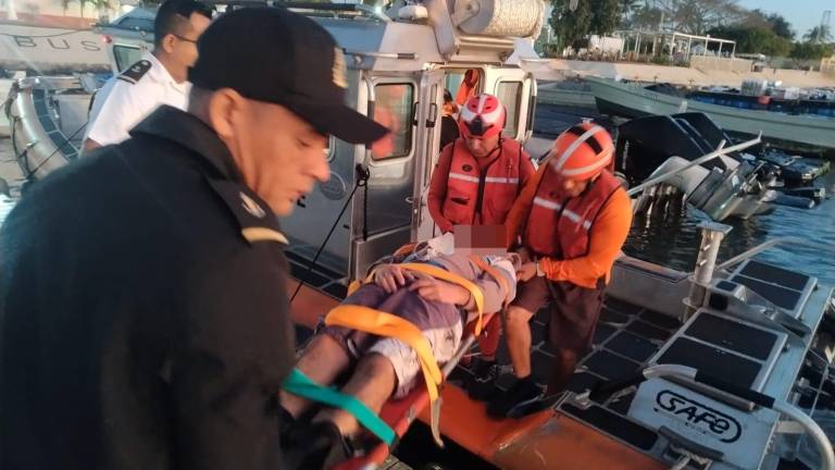 El tripulante del barco camaronero presentó problemas de salud.