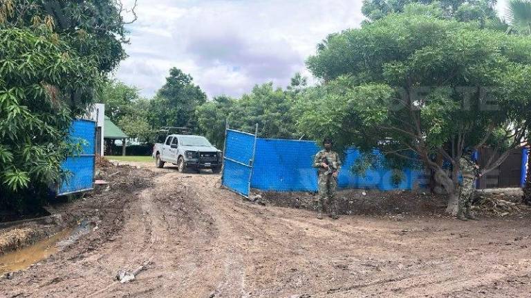Las fuerzas federales resguardaron la propiedad en Aguaruto tras la aprehensión de los sospechosos.