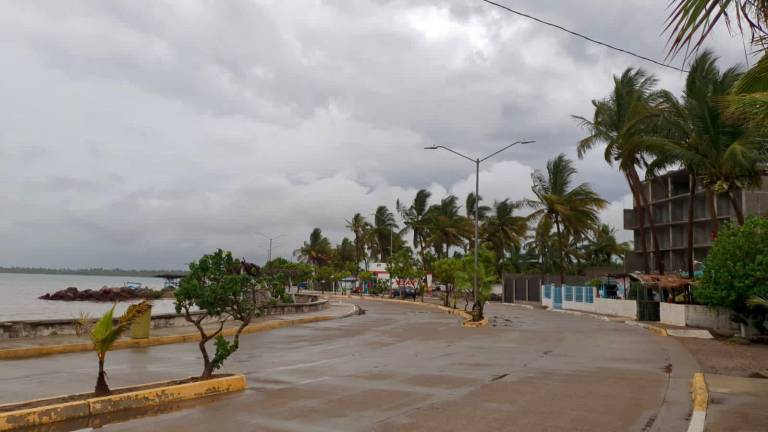Se pronostica actividad eléctrica, lluvia de moderada a fuerte, viento fuerte y oleaje elevado en Escuinapa.