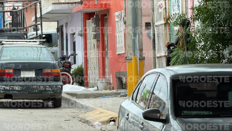 Autoridades acordonaron y resguardaron la zona donde un hombre fue asesinado a balazos en la Colonia Ramón F. Iturbe.