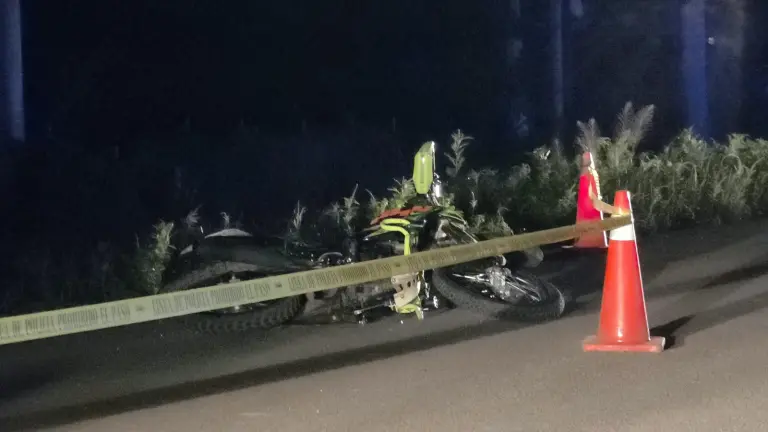 Uno de los motociclistas que perdió la vida en los accidentes fue Jesús Edel, de 35 años, quien derrapó con su unidad en la carretera “La 20”.