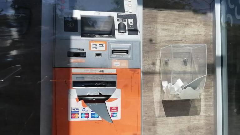 El cajero automático al parecer fue golpeado con una barra metálica en un intento por sustraer el dinero depositado.