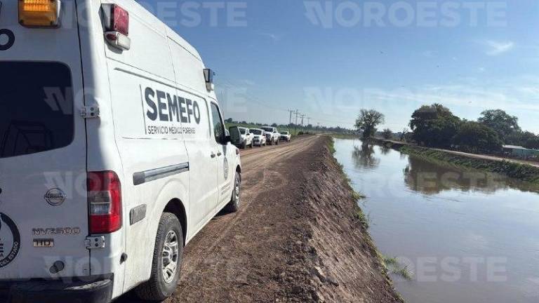 Autoridades aseguran el cuerpo de un hombre hallado en canal de riego en Lo de Sauceda, Navolato.