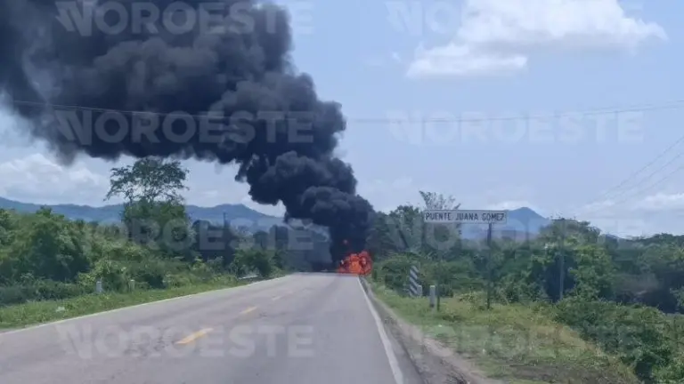 Unidades automotrices incendiadas bloquean el paso vehicular sobre la carretera federal México 15 tras los hechos delictivos registrados en el municipio de Escuinapa.