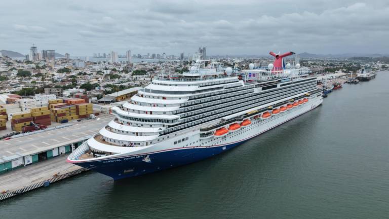 Una de las llegadas a Mazatlán del crucero turístico Carnival Panorama.