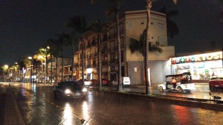 Con el avance de la noche se incrementaron las presentaciones pluviales acompañadas de rayos y truenos.