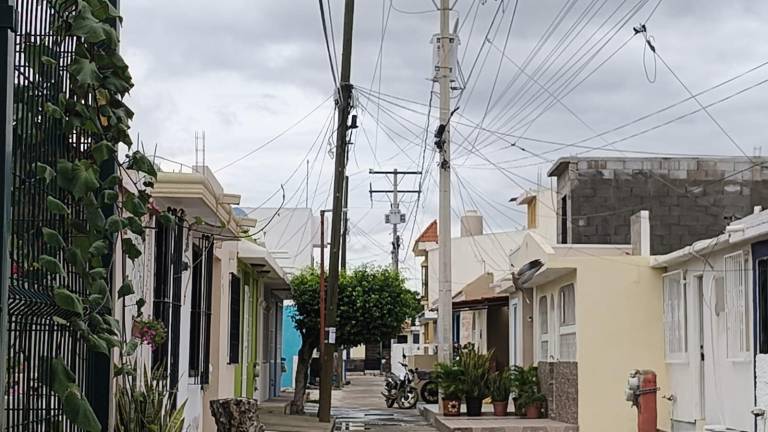 En el Infonavit Jabalíes denuncian que han permanecido sin luz por más de 14 horas.