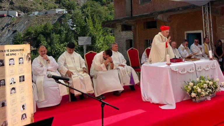El cardenal Ernest Simoni celebra Misa en el campo de prisioneros de Spaç, en Albania.