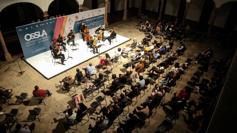 Músicos de la OSSLA brindan concierto de cámara en el patio del Museo de Arte de Sinaloa.