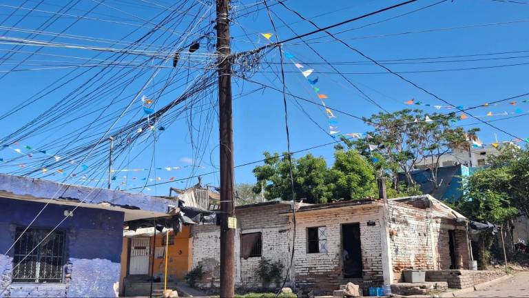 Vecinos de la Colonia Pueblo Nuevo, en Escuinapa, reportan fallas en el servicio de electricidad.