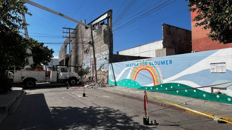 El Gobierno de Mazatlán trabaja en el retiro de una barda que representa un riesgo para un jardín de niños continguo.