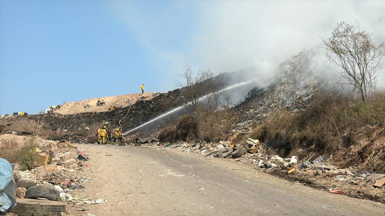 Autoridades controlaron el incendio en el basurón de Culiacán tras casi 12 horas de labores.